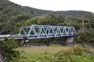 中津川 愛川橋の全景です。自然豊な場所です。