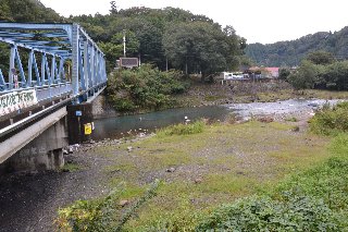 中津川 愛川橋のバーベキューの可能な河川敷です。