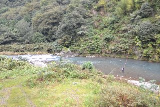 中津川 愛川橋の上流側です。