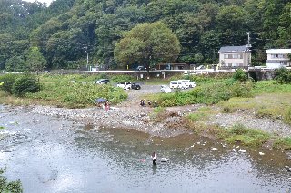 中津川 愛川橋から見たバーベキューの出来る河川敷です。