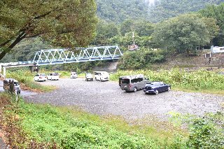 中津川 愛川橋の河川敷脇にある駐車スペースです。