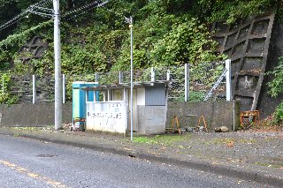 中津川 愛川橋の横の県道沿いにトイレがあります。